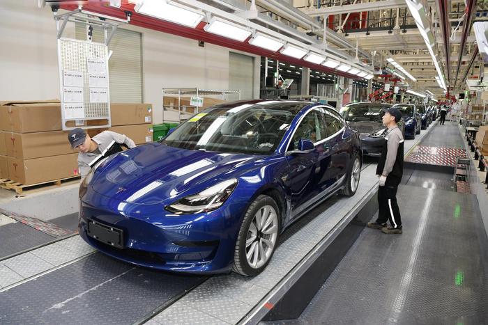 特斯拉上海超級(jí)工廠迎中國(guó)領(lǐng)導(dǎo)視察，馬斯克盛贊“上海速度”助力新能源汽車(chē)銷(xiāo)售